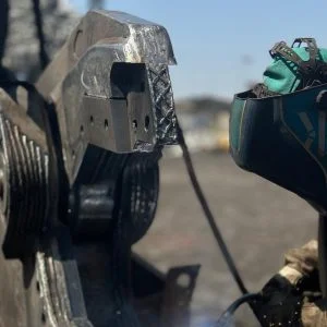 Intervento di riporto duro su cesoia rottami ferrosi