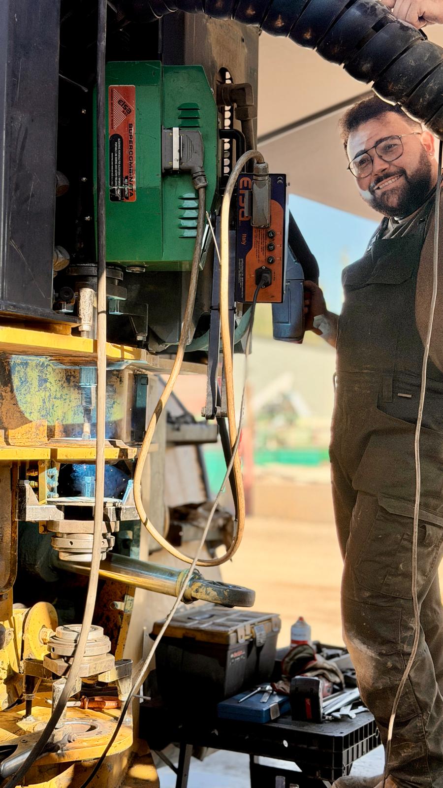 Barenatura Cerniera Dumper in Cantiere